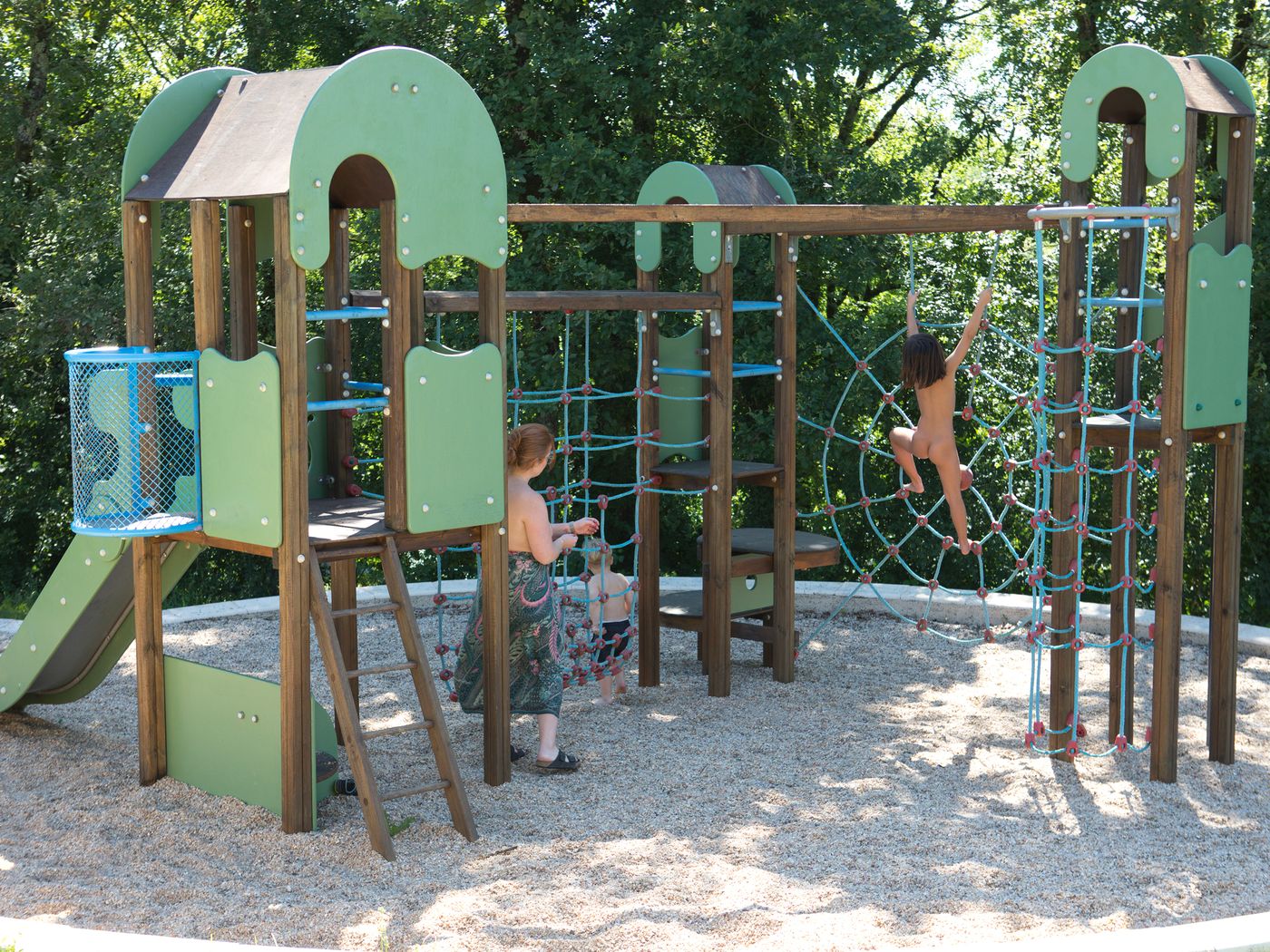 Spelende kinderen in de speeltuin