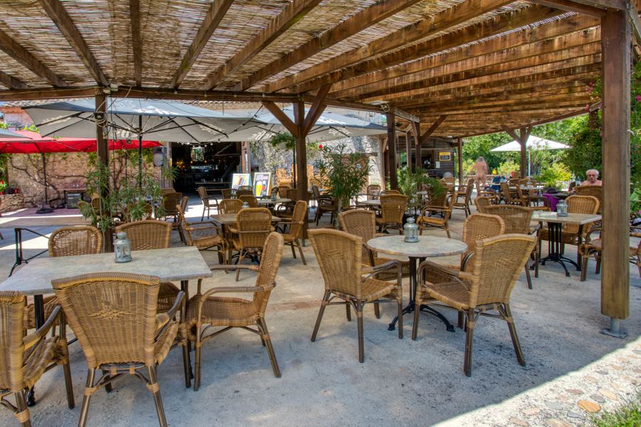 Het overdekte terras van het restaurant