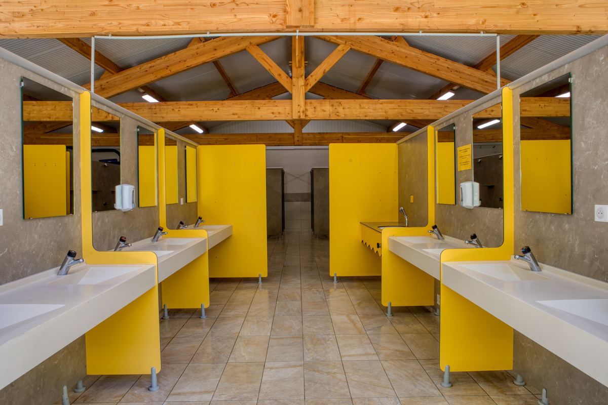 Het sanitairgebouw van binnen