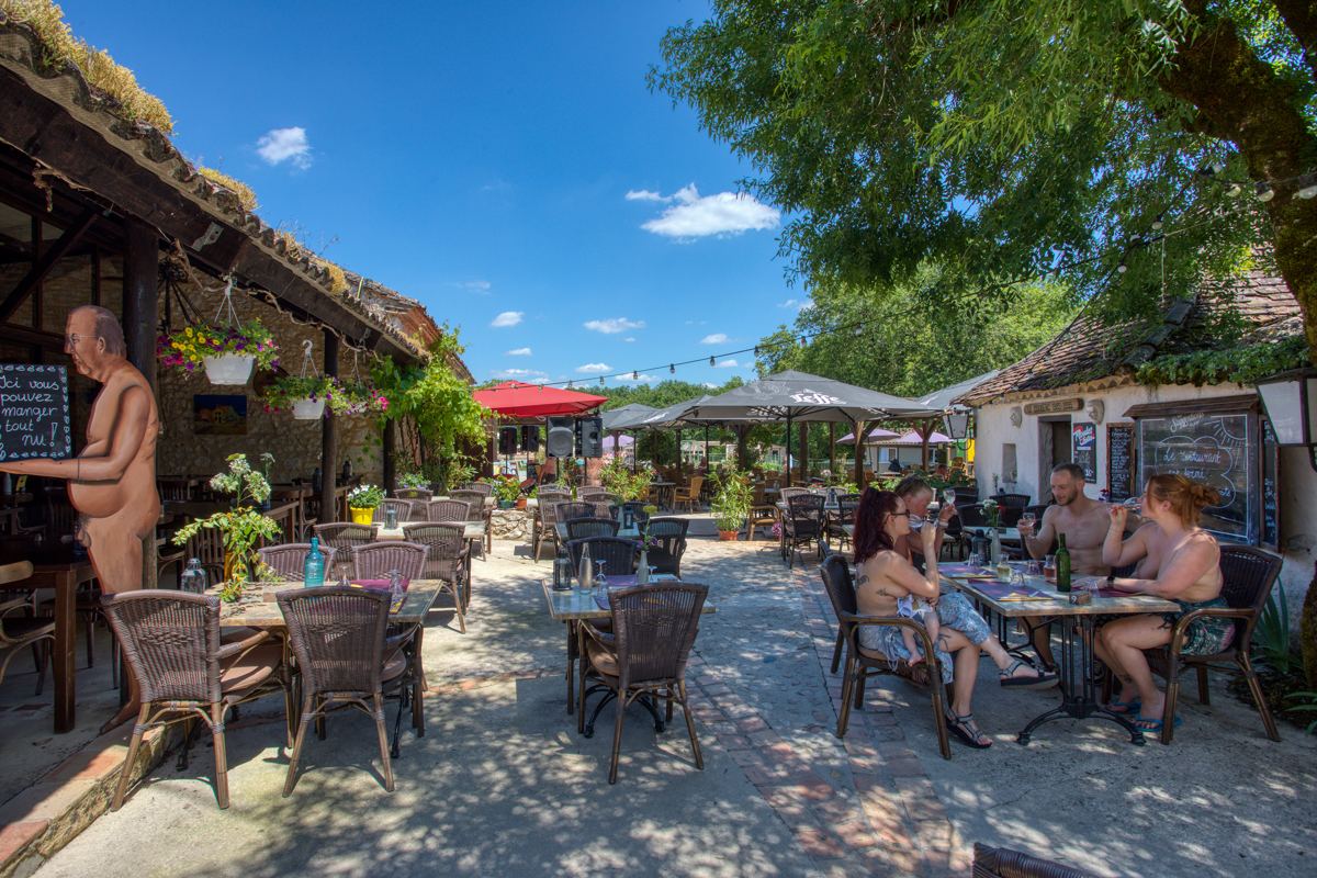 Gasten op het terras van het restaurant