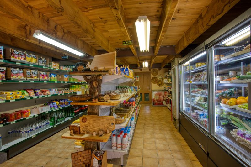 De winkel met vers brood en boodschappen