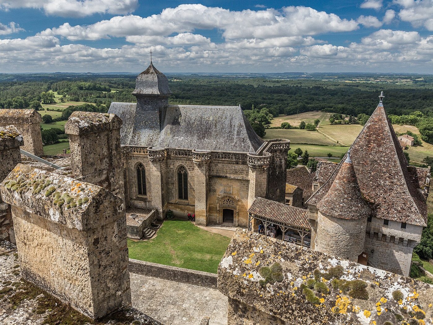Château de Biron vanaf de vestingmuren