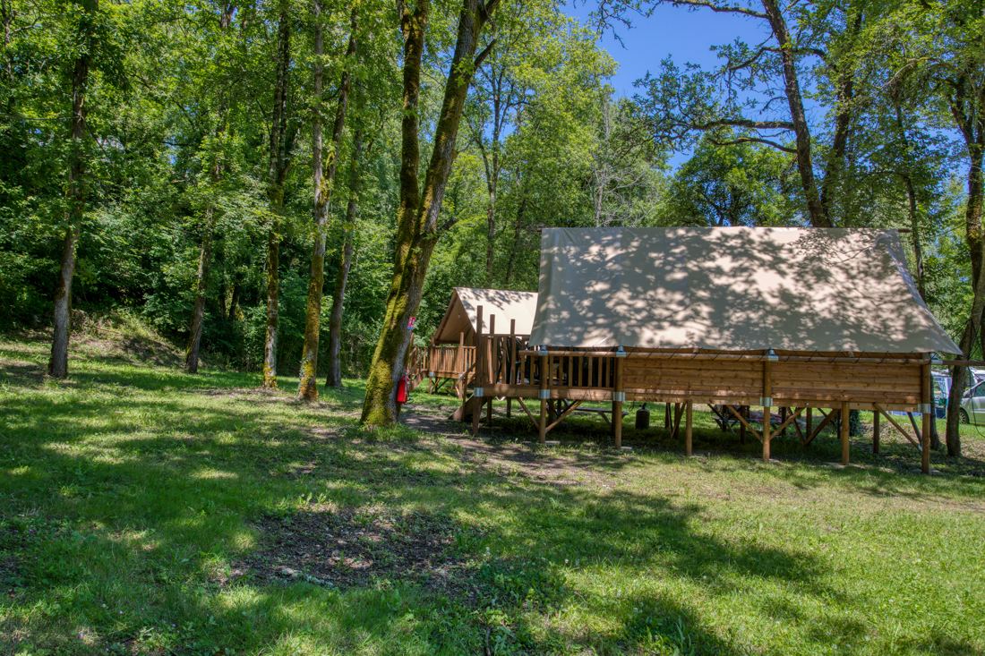 Amazonetent op palen tussen de bomen
