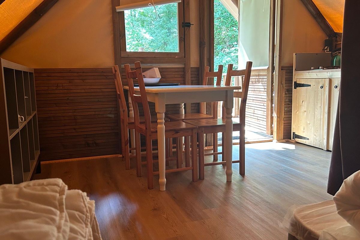De keuken met tafel in de amazonetent