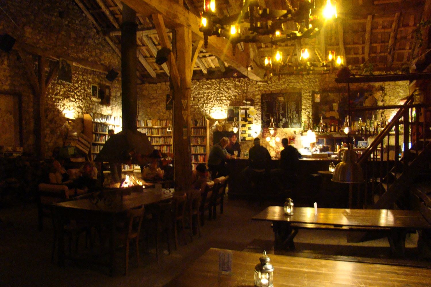 De bar met de open haard