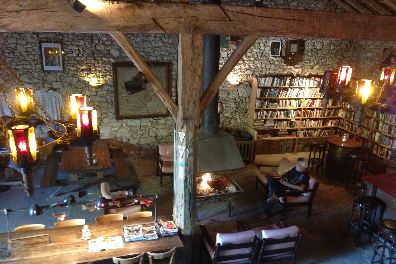 De open haard en de bibliotheek in de bar