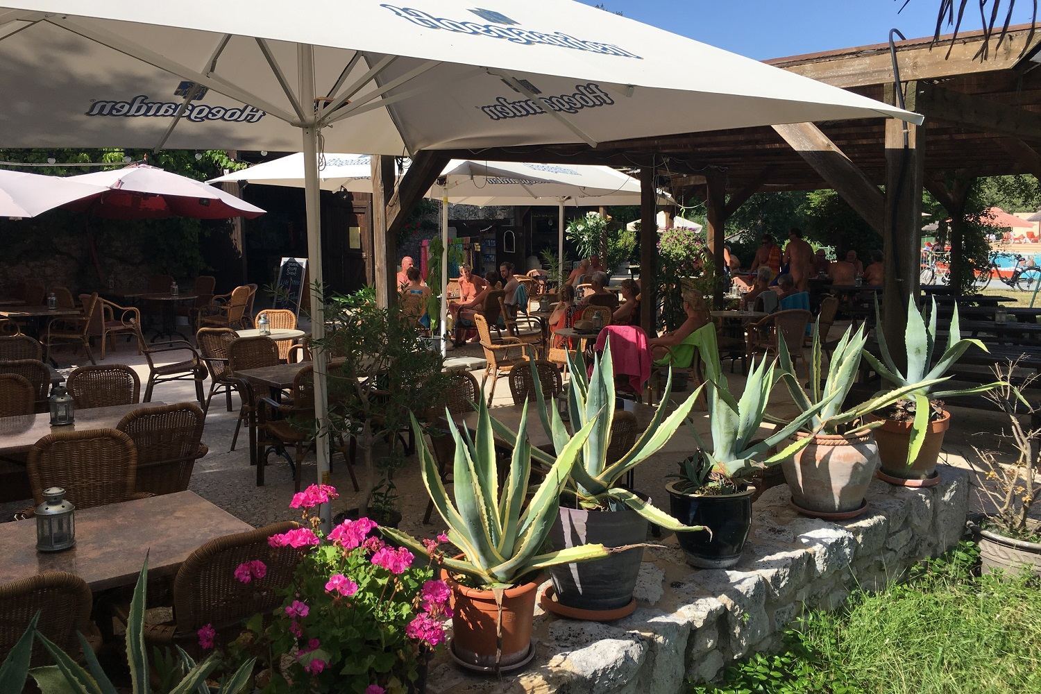 Het barterras met parasols