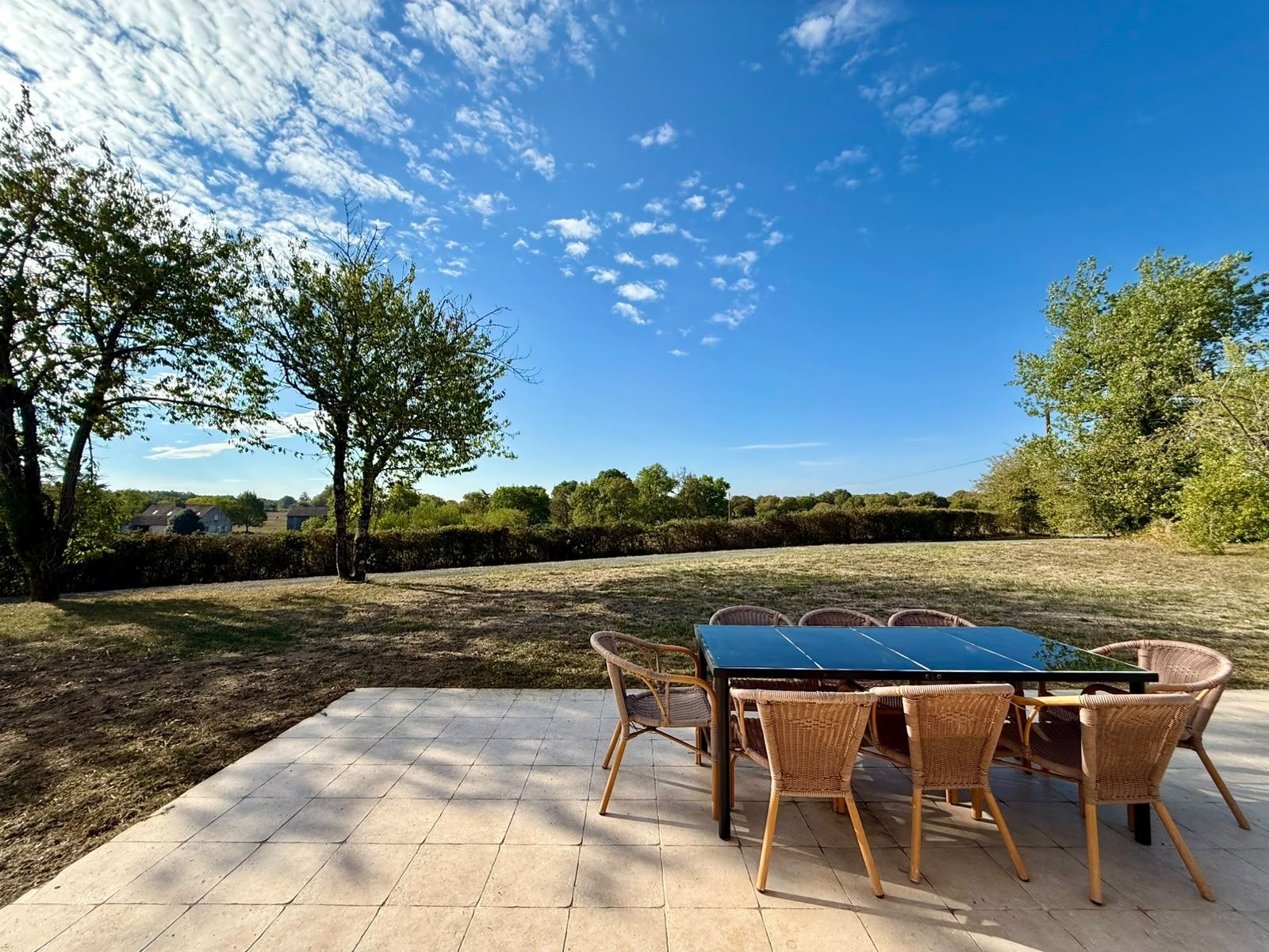 Het terras met tuinmeubilair