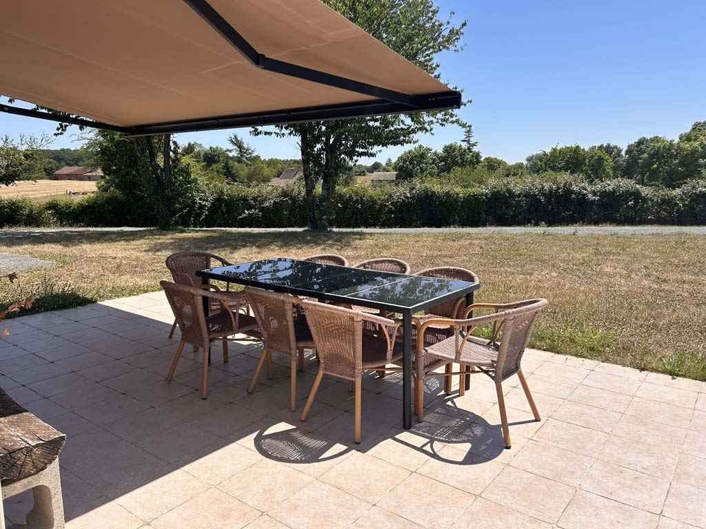 Het terras met zonnescherm