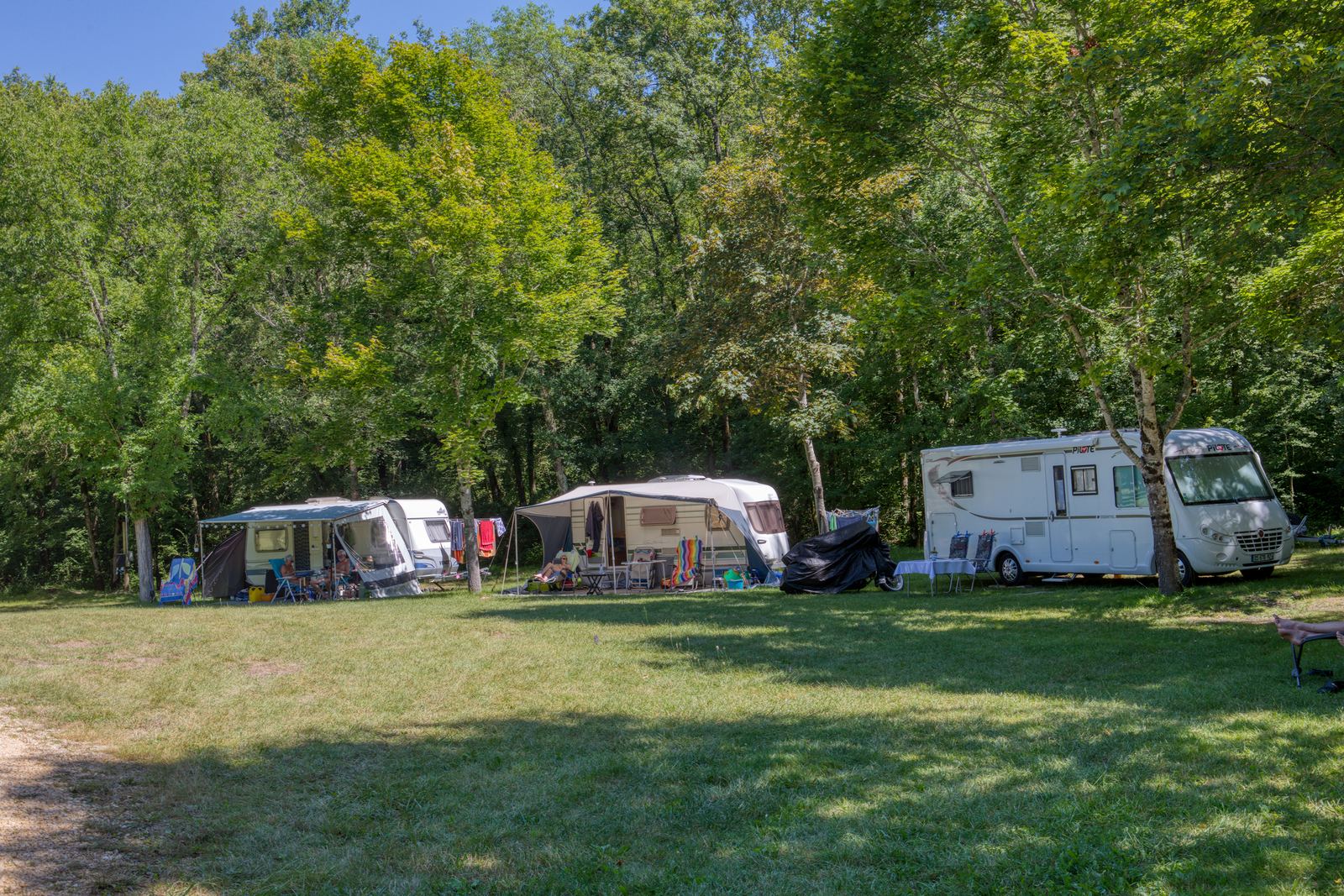 Caravans en tenten verspreid over de weide