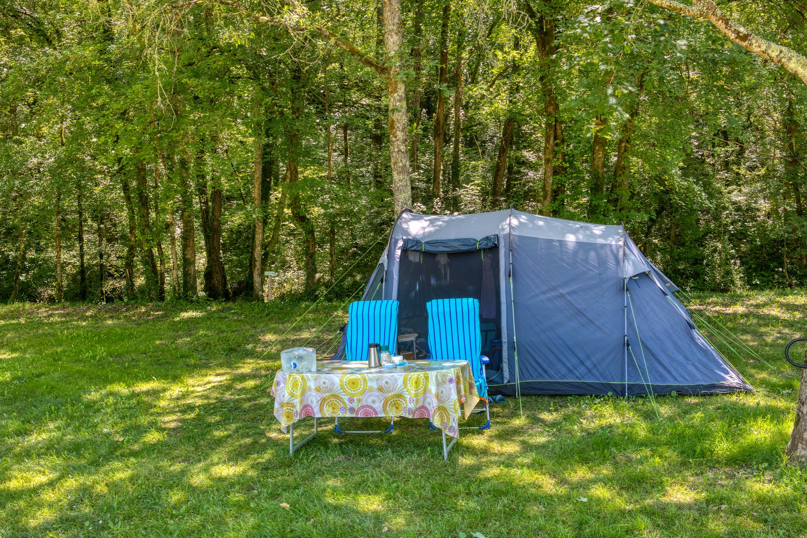Een tent met tafel op het gras