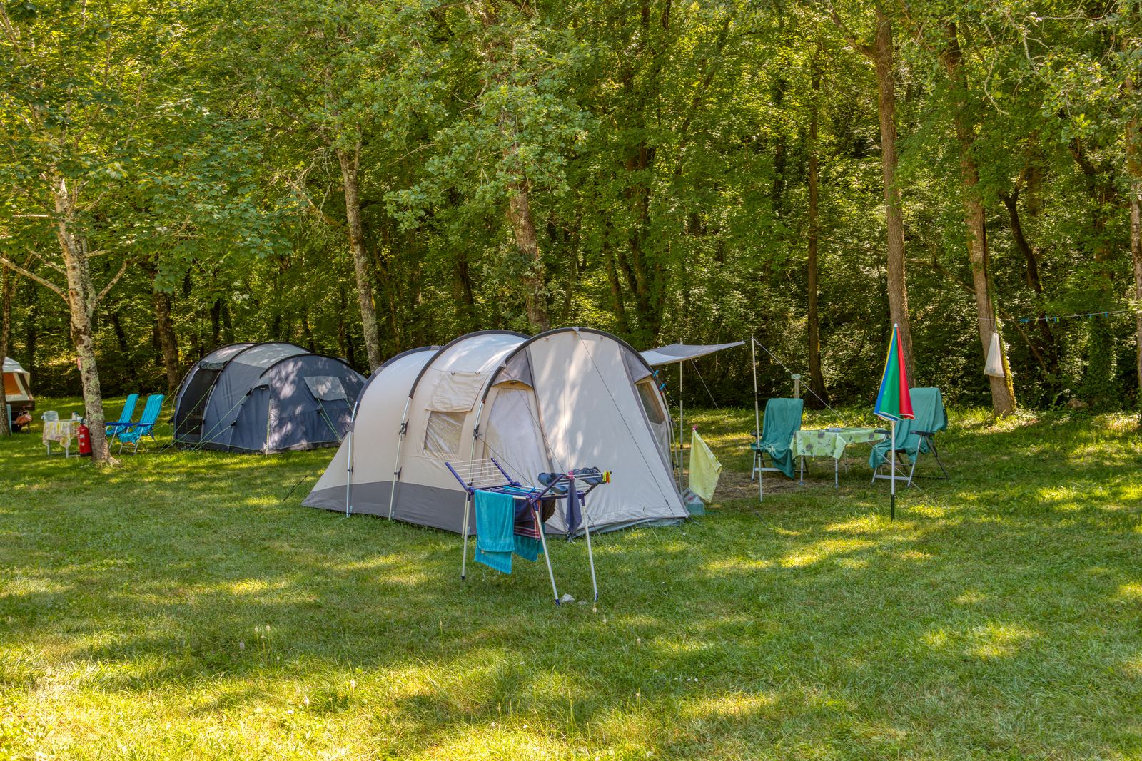 Een ruime kampeerplaats in de schaduw