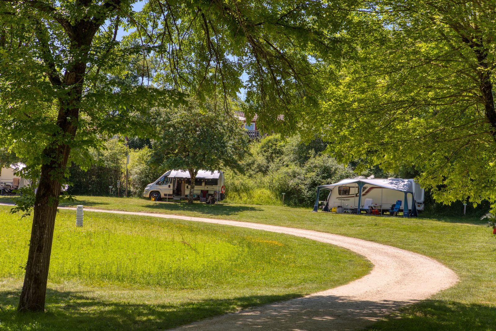 Een pad langs de kampeerplaatsen