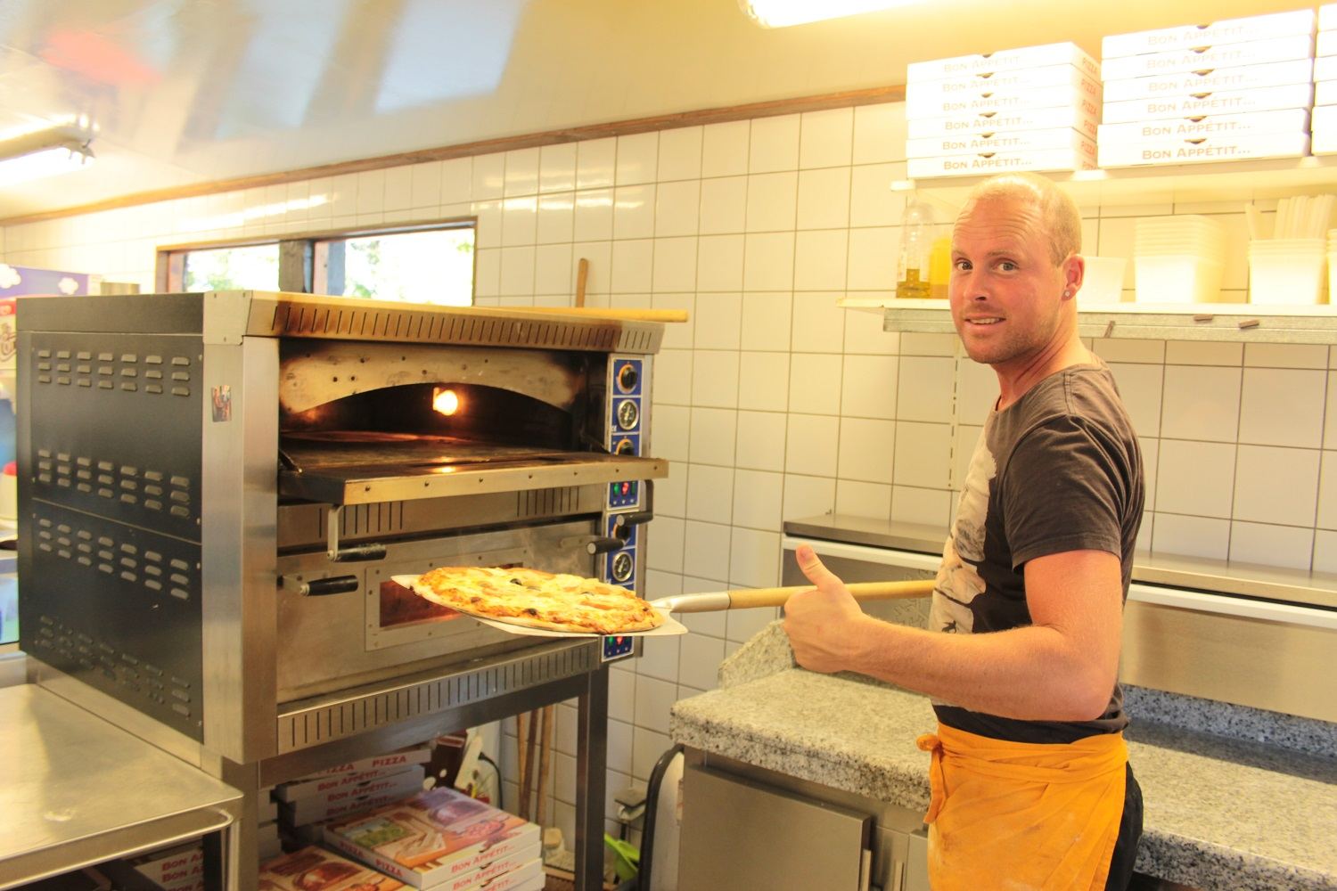 Een pizza uit de oven