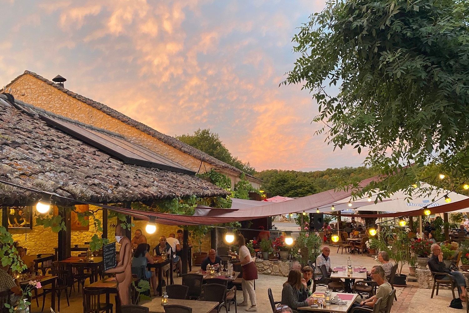 Het restaurantterras in de avond