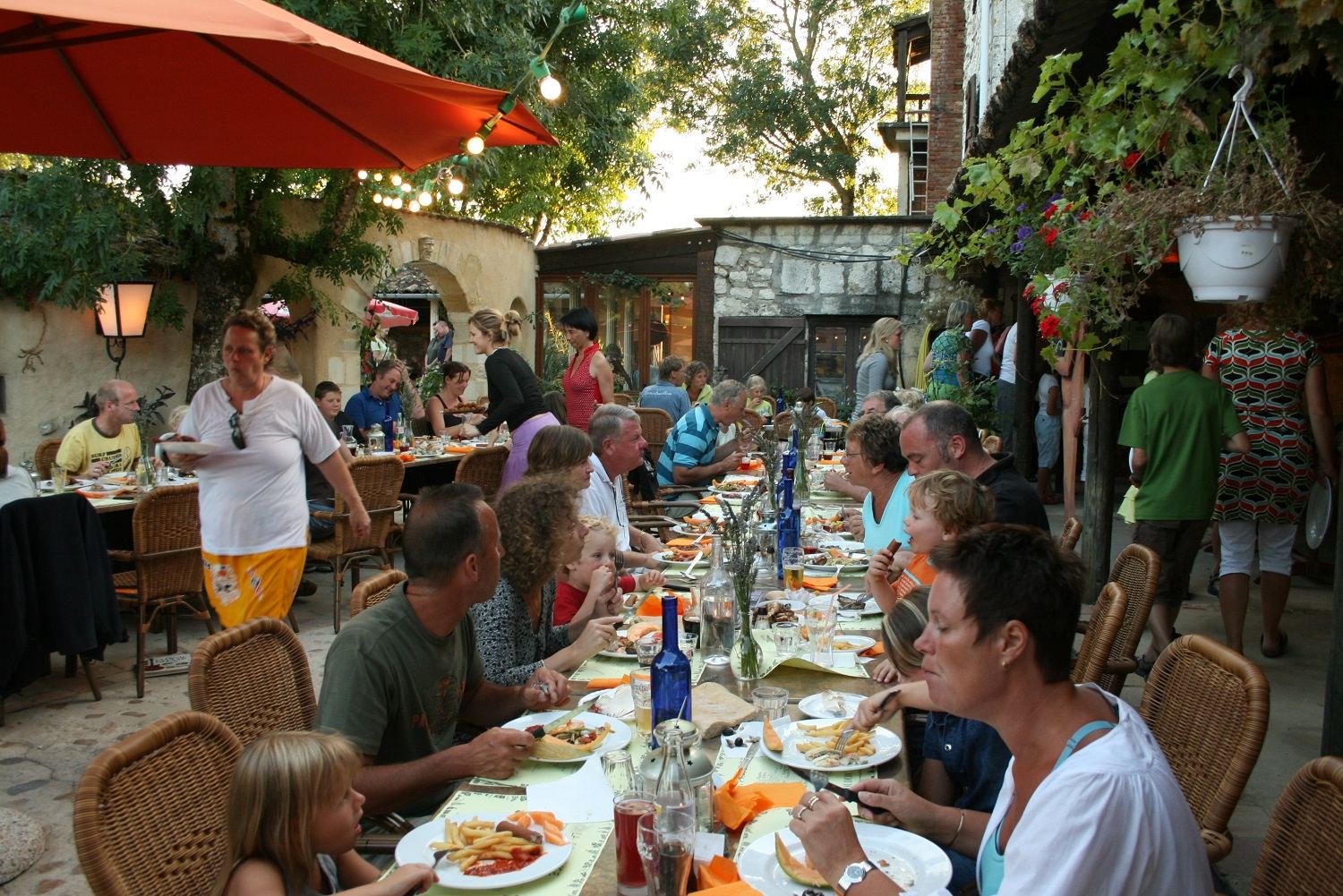 Een lange tafel vol gasten