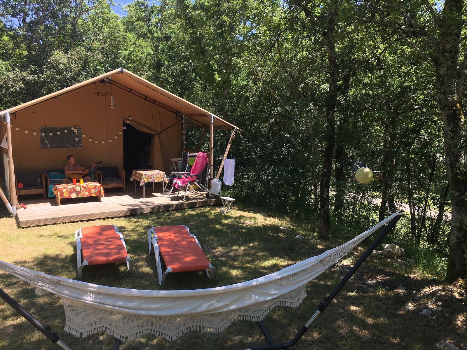 Safaritent met hangmat en ligstoelen