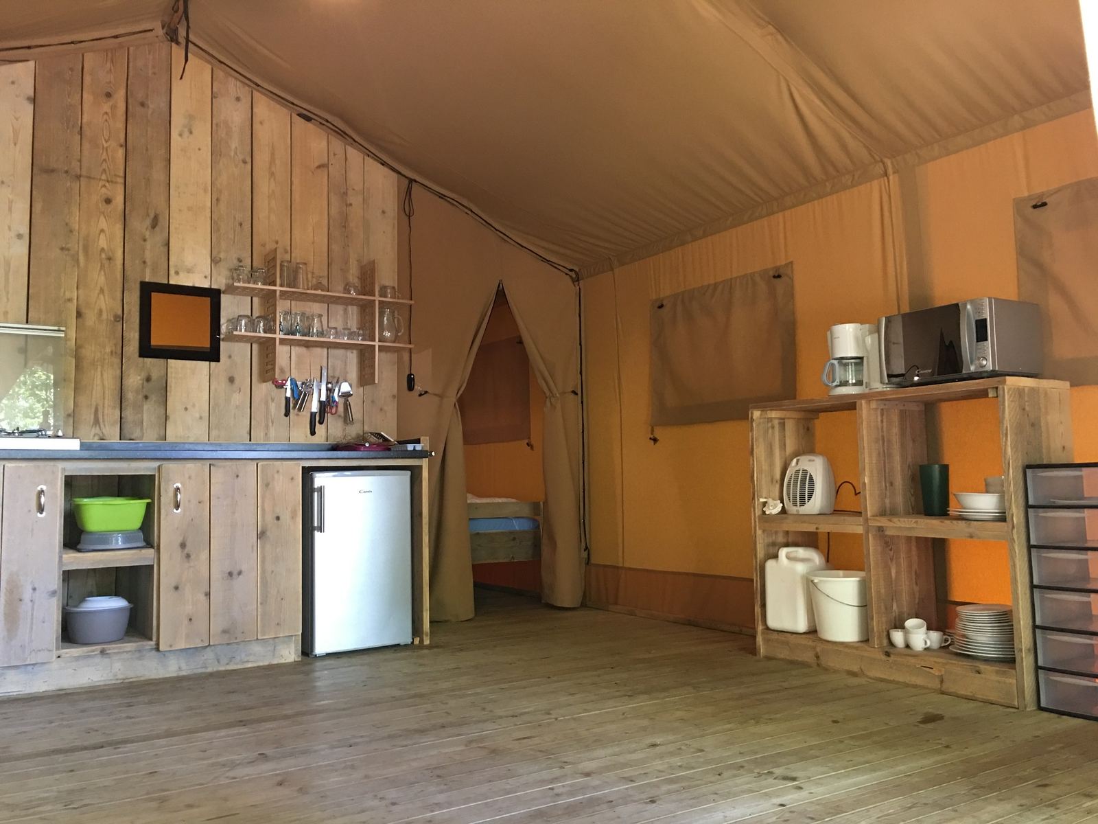 De keuken in de safaritent
